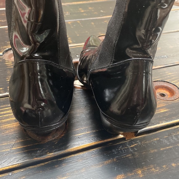 Versace Patent Leather Ankle Boots with Western Flair - A Wardrobe Must-Have! - Picture 7 of 17